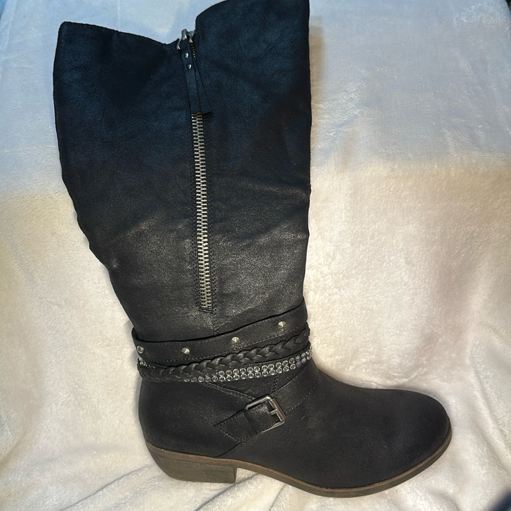 Flat boots